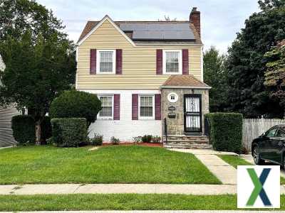 Photo 3 bd, 2 ba, 1608 sqft Home for sale - West Hempstead, New York