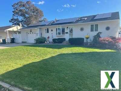 Photo 3 bd, 2 ba, 1776 sqft Home for sale - Islip, New York