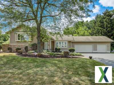 Photo 4 bd, 3 ba, 2467 sqft Home for sale - Brookfield, Wisconsin