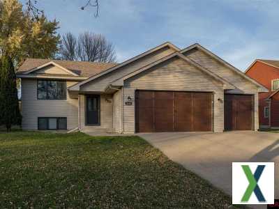 Photo 4 bd, 2 ba, 2424 sqft Home for sale - Mankato, Minnesota