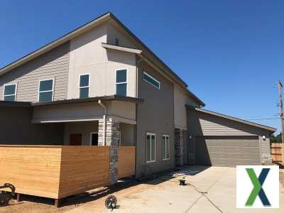 Photo 3 bd, 2.5 ba, 1640 sqft Townhome for rent - Galt, California