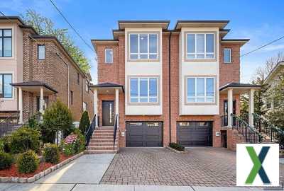 Photo 3 bd, 4 ba, 2600 sqft Townhome for sale - Cliffside Park, New Jersey
