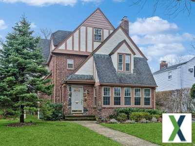 Photo 4 bd, 2 ba, 2465 sqft House for sale - Garden City, New York