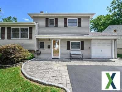 Photo 4 bd, 2 ba, 2135 sqft Home for sale - Colonia, New Jersey